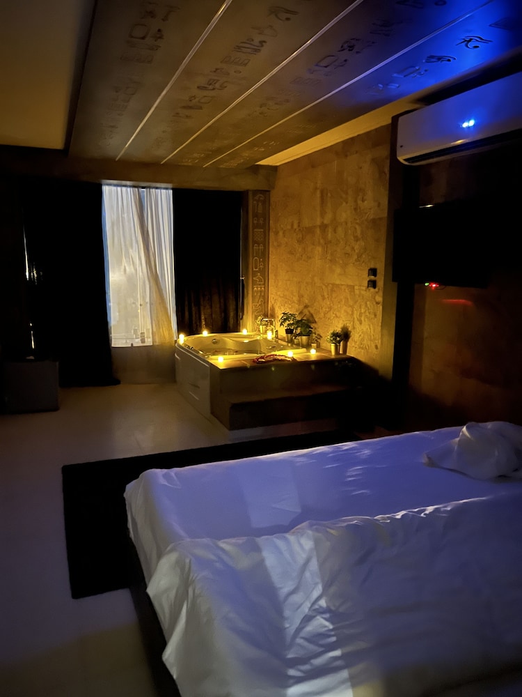 Great Pyramid Inn 23/50