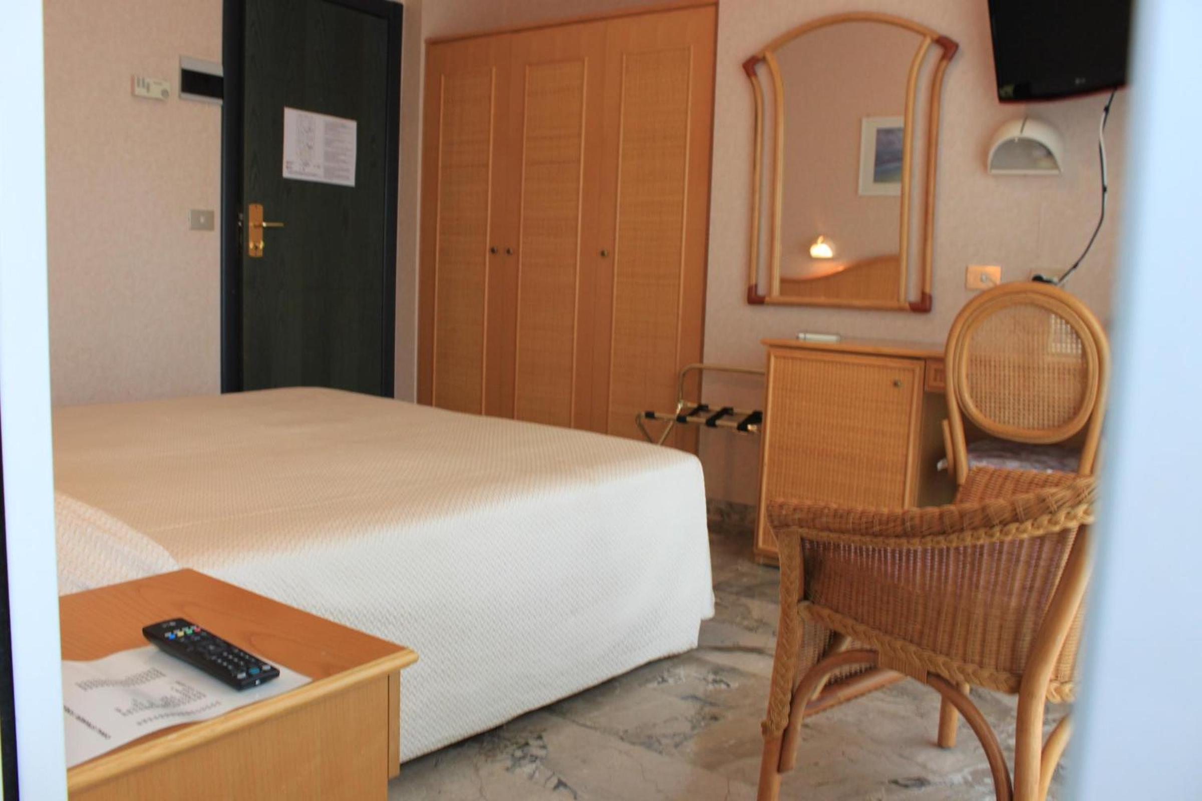 Classic, Double or Twin Bed, Lateral Side Sea View، Garden Lido 4/9