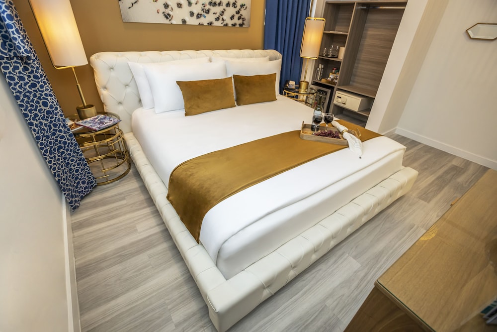 Catalina Hotel & Beach Club 25/70