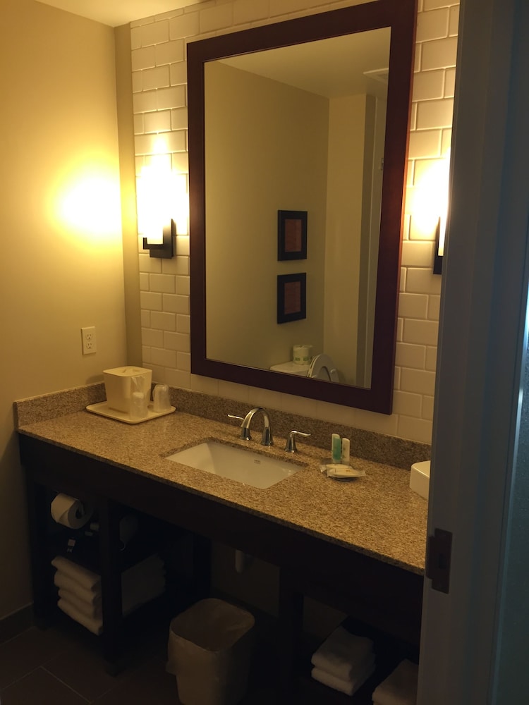 Comfort Inn & Suites Lynchburg Airport - University Area 20/40