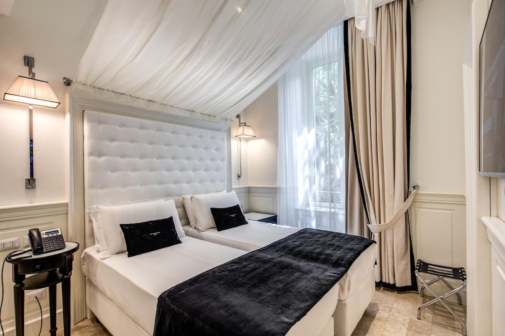 ROOM, TWIN BEDS