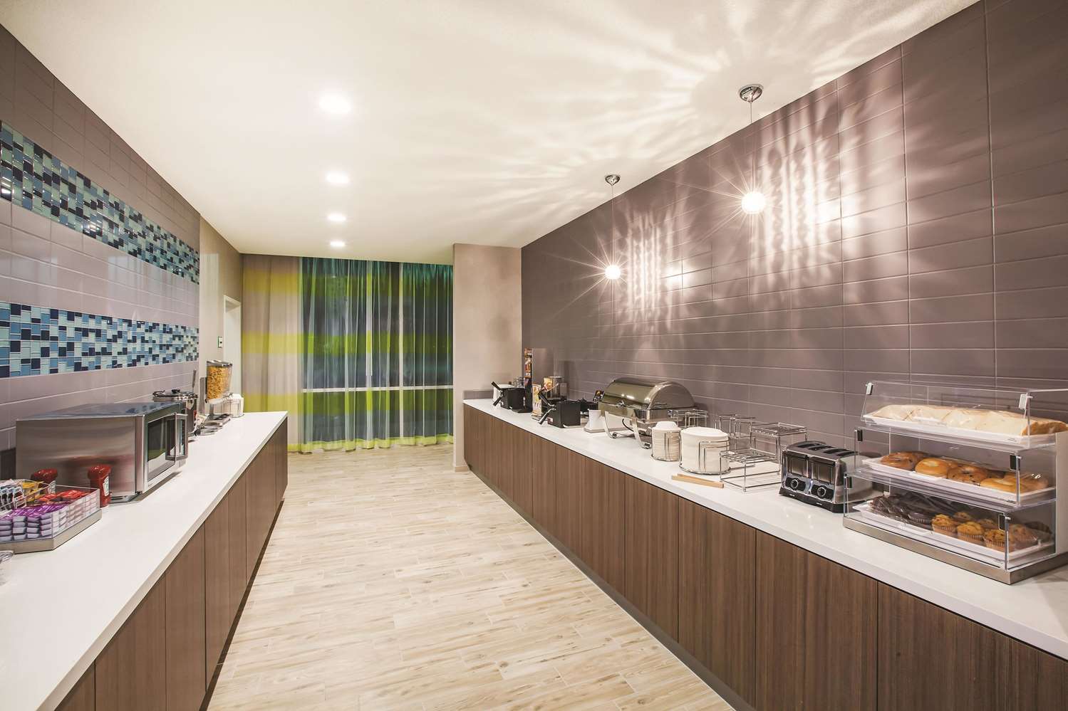 La Quinta Inn And Suites By Wyndham Wichita Northeast 6/37