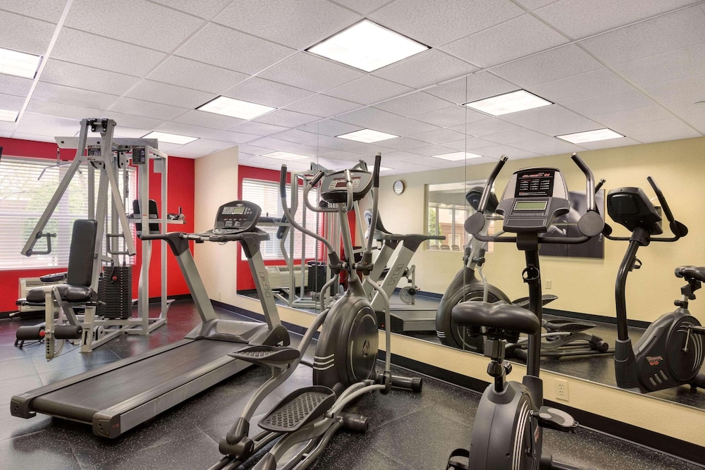 Country Inn & Suites by Radisson, Chester, VA 18/24