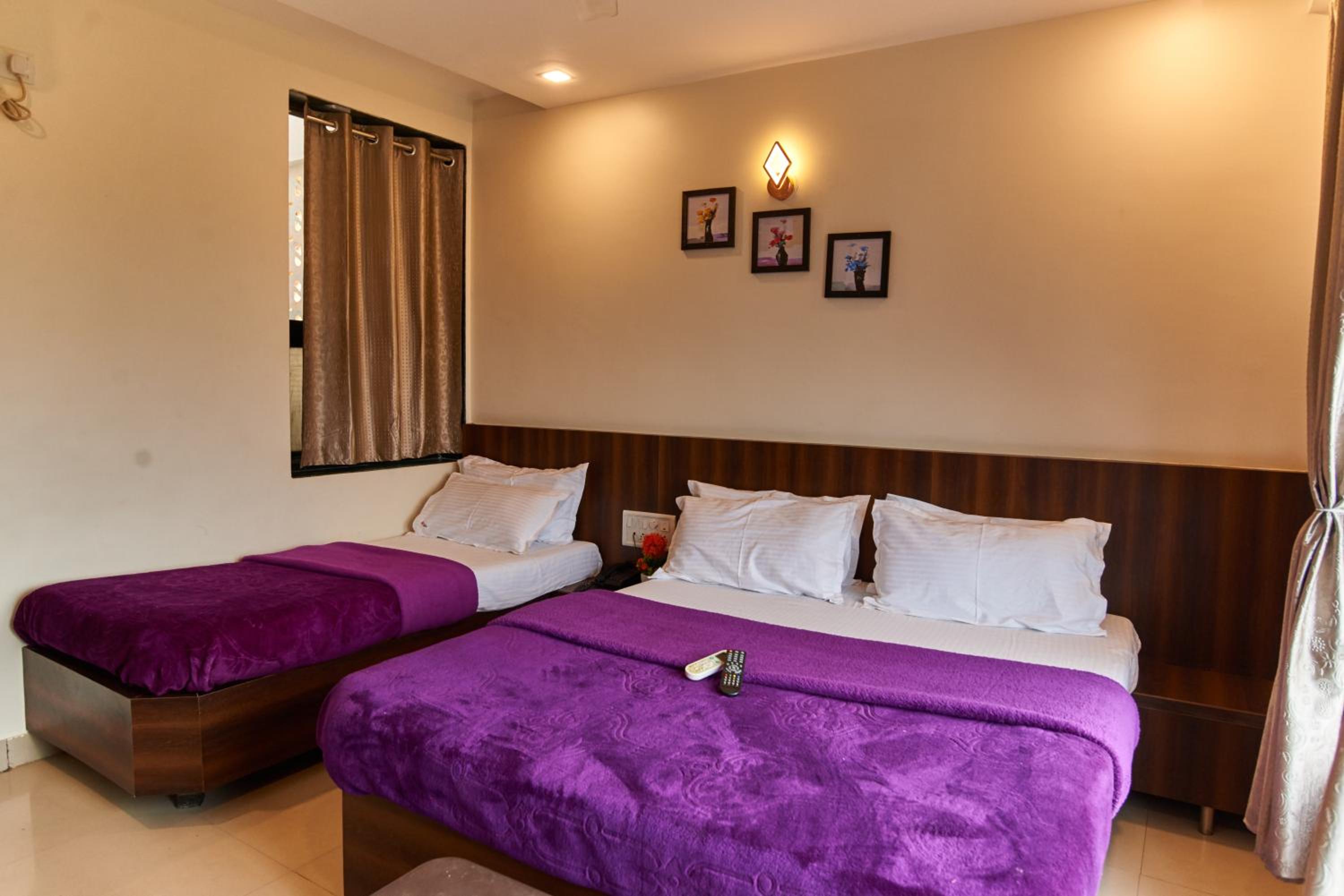 غرفة ثلاثية، Hotel Disha Palace 2/3