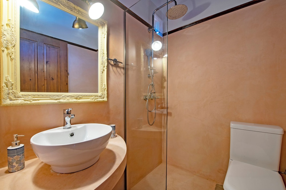 Medium, Double Bed، Saint Artemios Boutique 6/8
