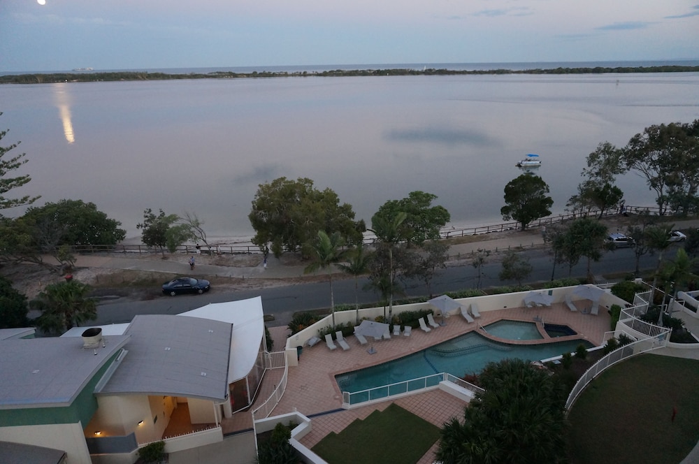 MOORINGS BEACH RESORT 68/77
