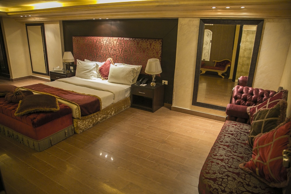QUEENS SUITE HOTEL 18/61