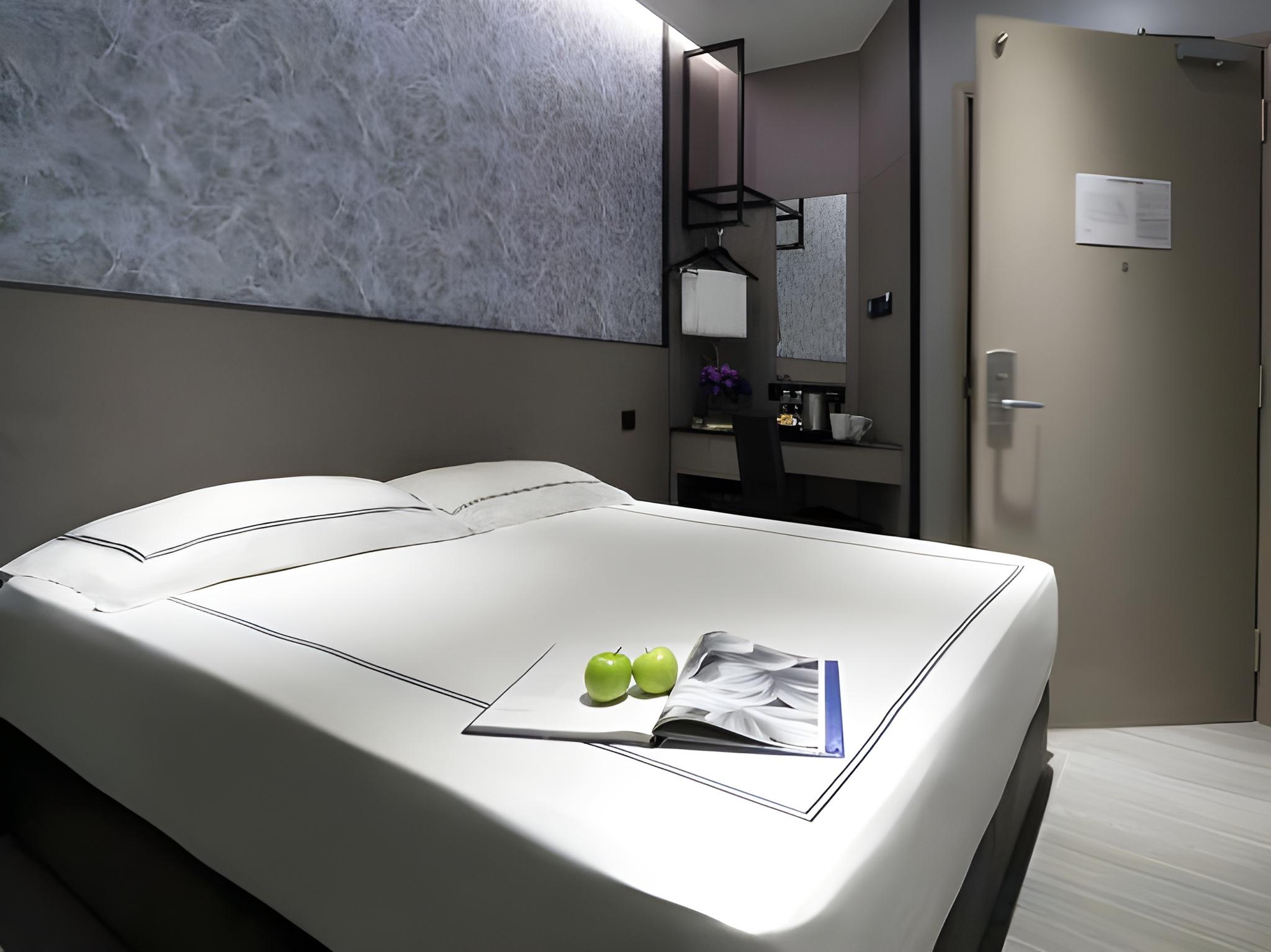 Standard, King Bed, No Window