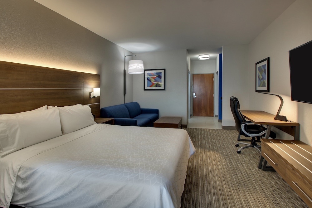 Holiday Inn Express & Suites Chicago North-Waukegan-Gurnee 10/50