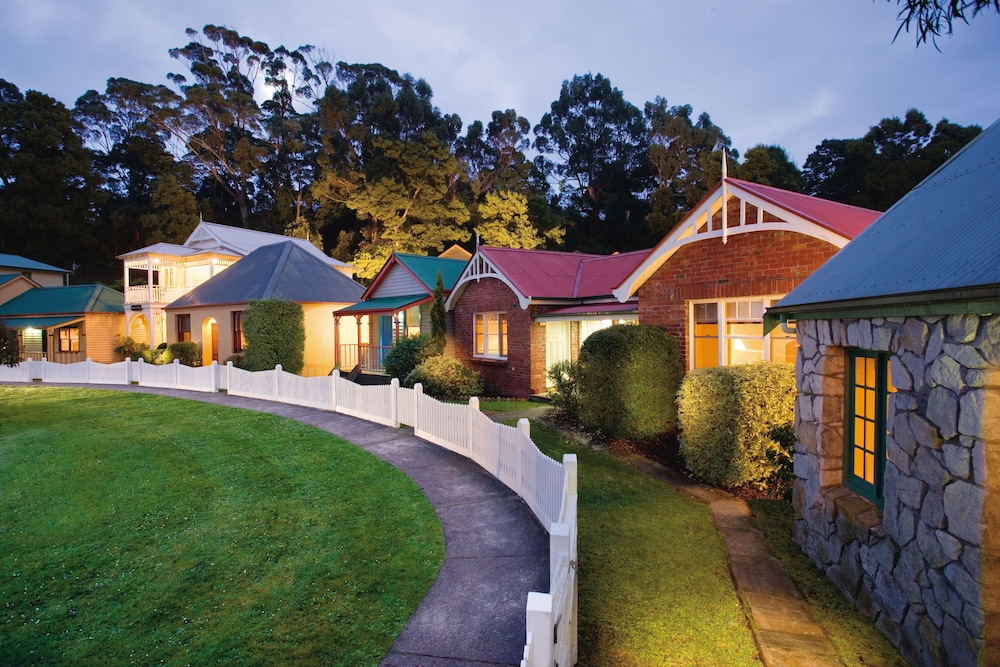 Strahan Village 60/66