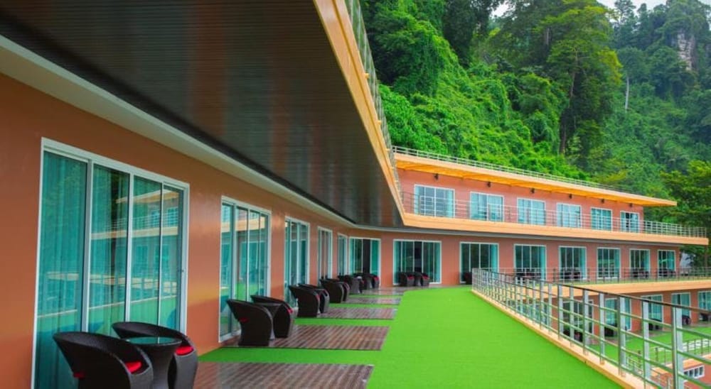 Phi Phi Cliff Beach Resort 6/69