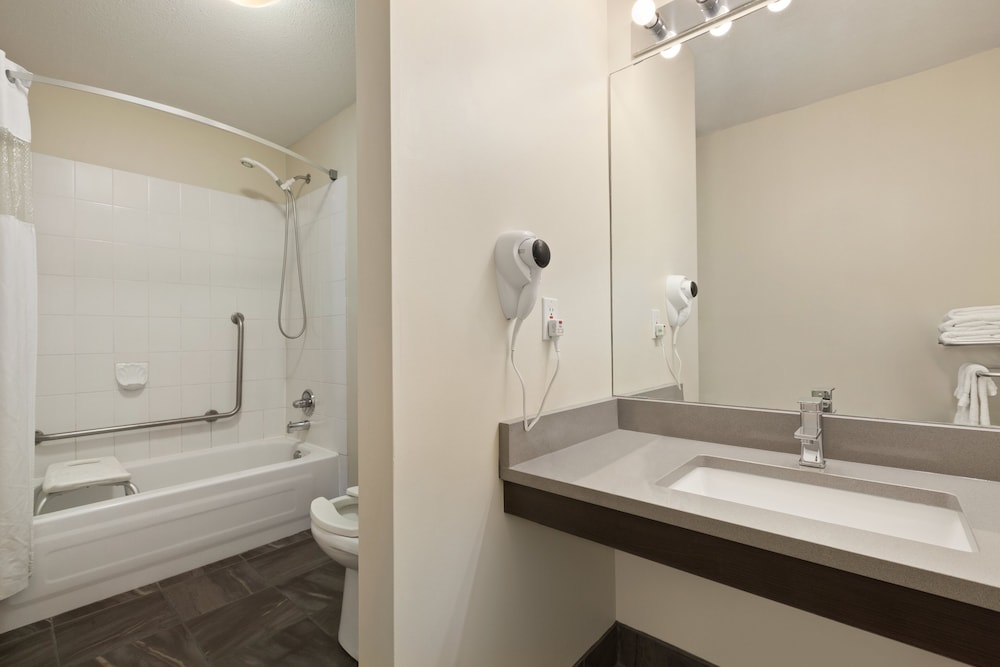 Days Inn By Wyndham Kelowna 11/37