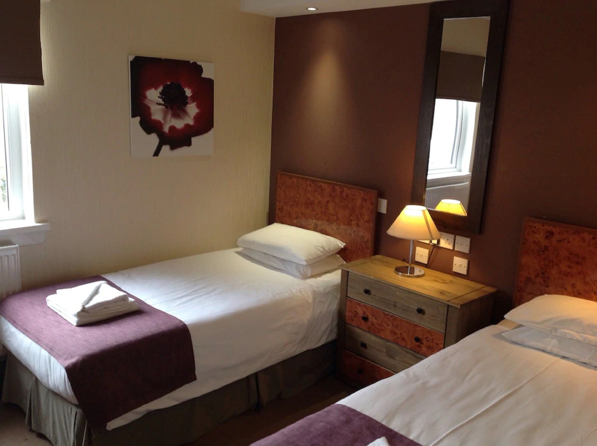 STANDARD, TWIN BEDS, PRIVATE BATHROOM