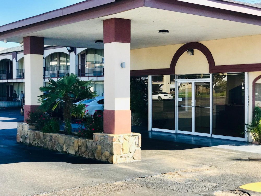 Executive Inn 8/45