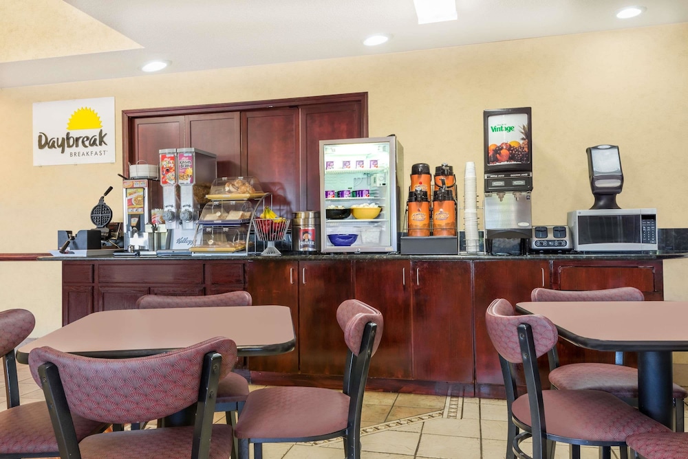 Days Inn by Wyndham Norton 20/25