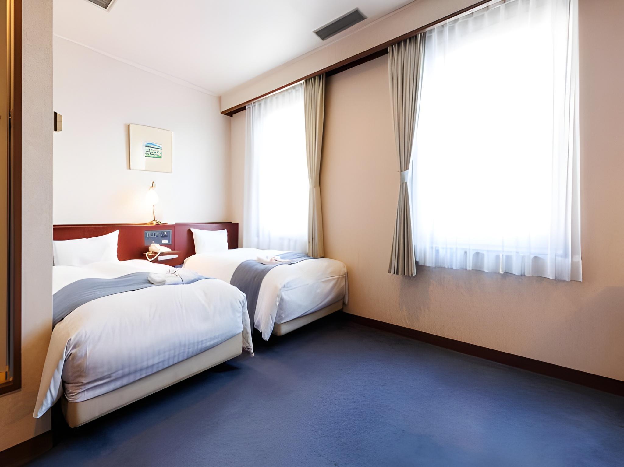 Medium, Twin Beds