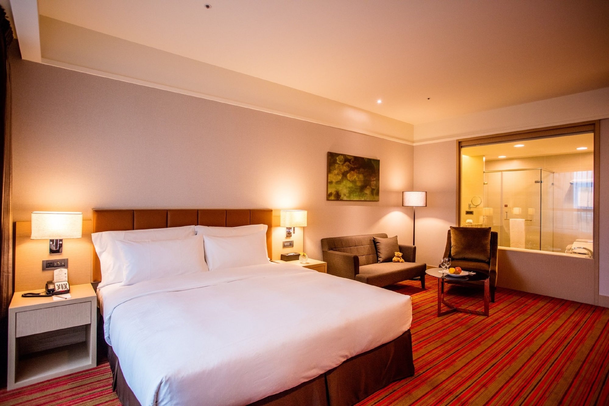 DELUXE, KING BED