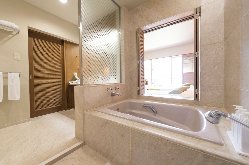 The Southern Links Resort Hotel 33/34