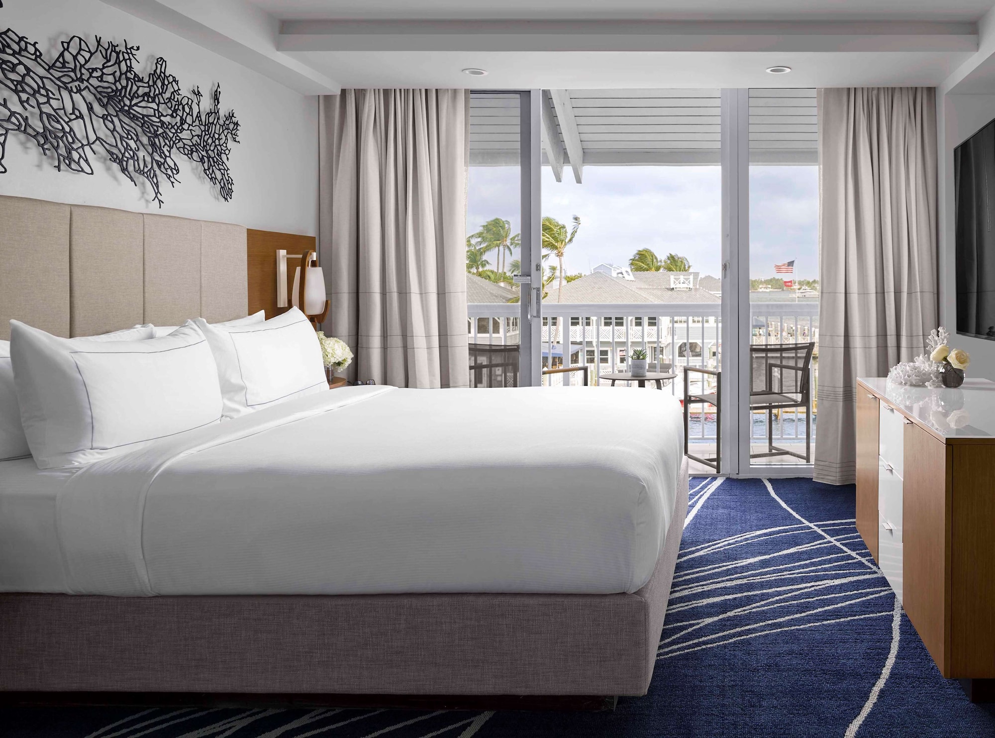 ROOM, KING BED, WATER VIEW, BALCONY, EXTERIOR ENTRANCE