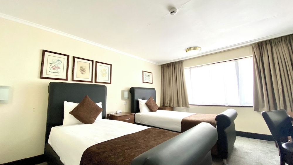 EXECUTIVE, TWIN BEDS