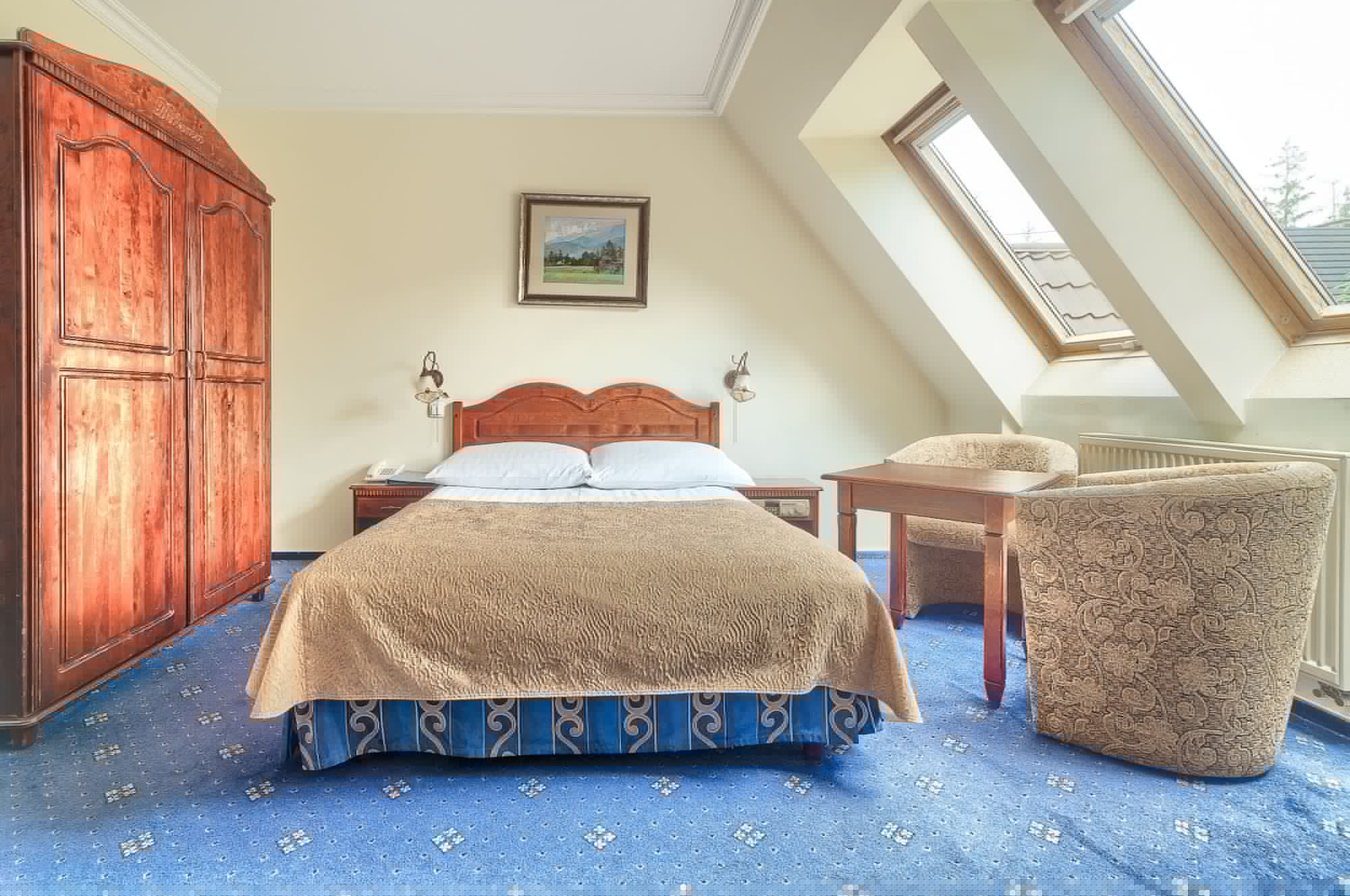 ROOM, DOUBLE BED