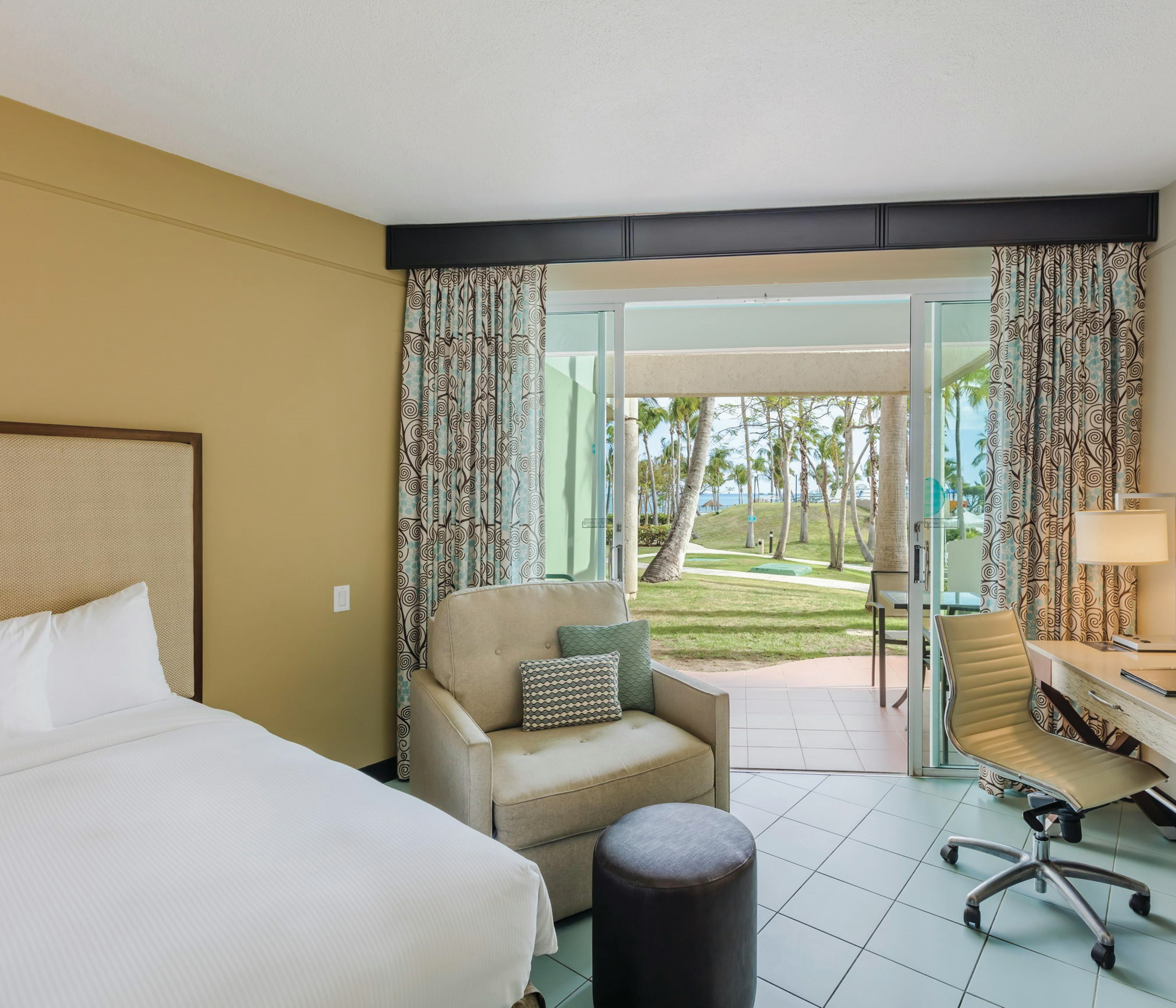 Room, King Bed, Pool View, Accessible