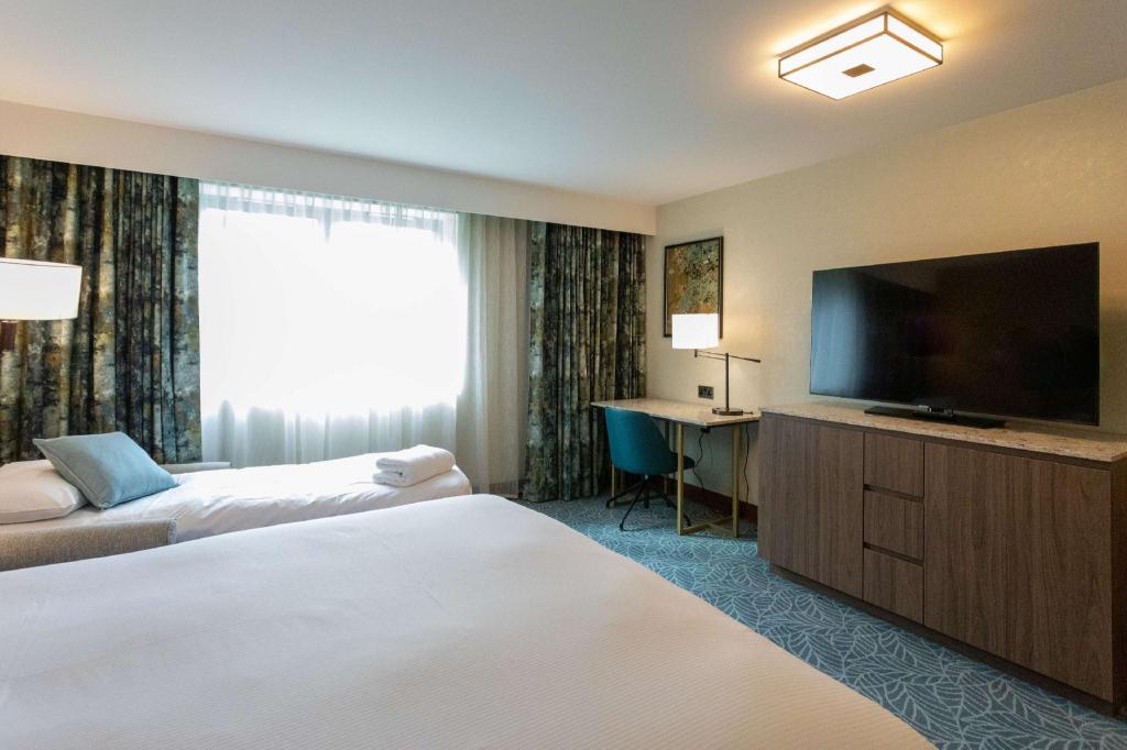 SUPERIOR, QUEEN BED, SOFA, ACCESSIBLE