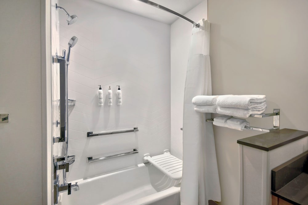Fairfield Inn & Suites by Marriott Cincinnati North 25/29