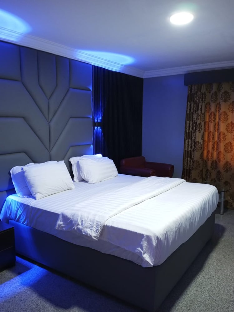Paris Suites 31/64