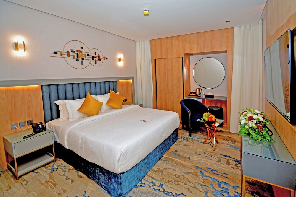 STANDARD, KING BED, CITY VIEW