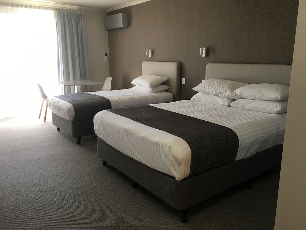 Argosy Motor Inn 6/42