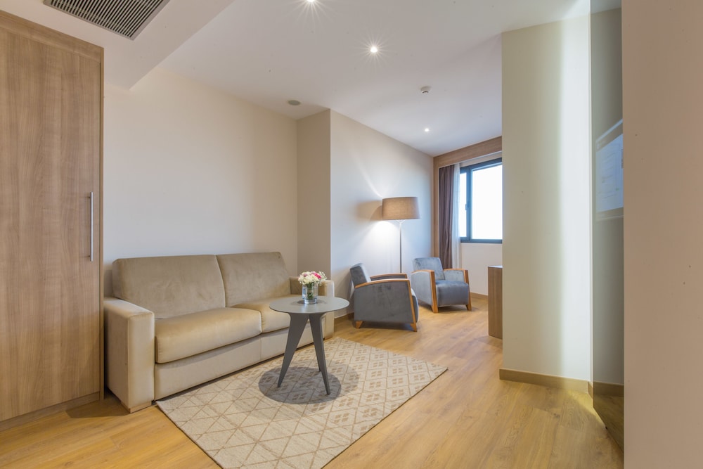 Lamaraz Arts Hotel 33/49