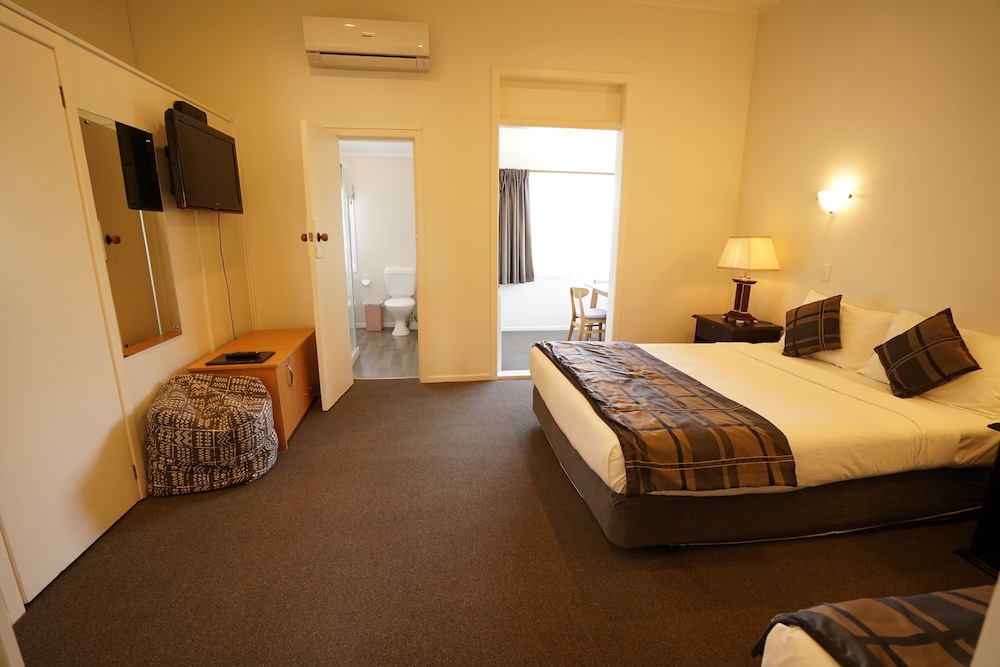 DELUXE, STUDIO, 1 QUEEN AND 1 SINGLE BED, KITCHEN