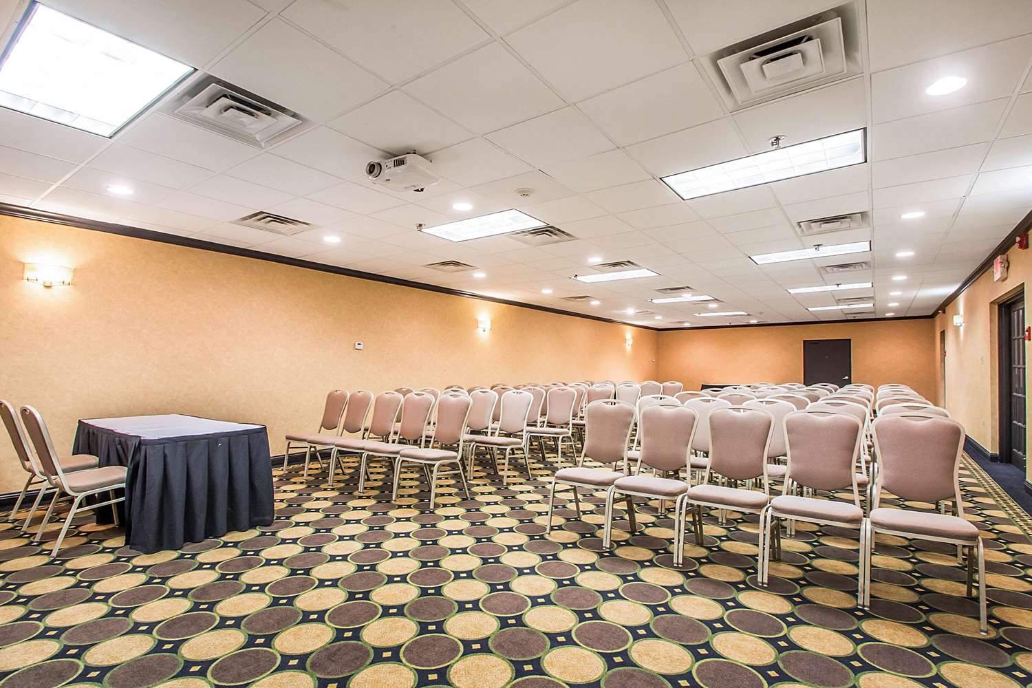 Clarion Inn Elmhurst - Oak Brook near I-88, I-290, I-294 40/43