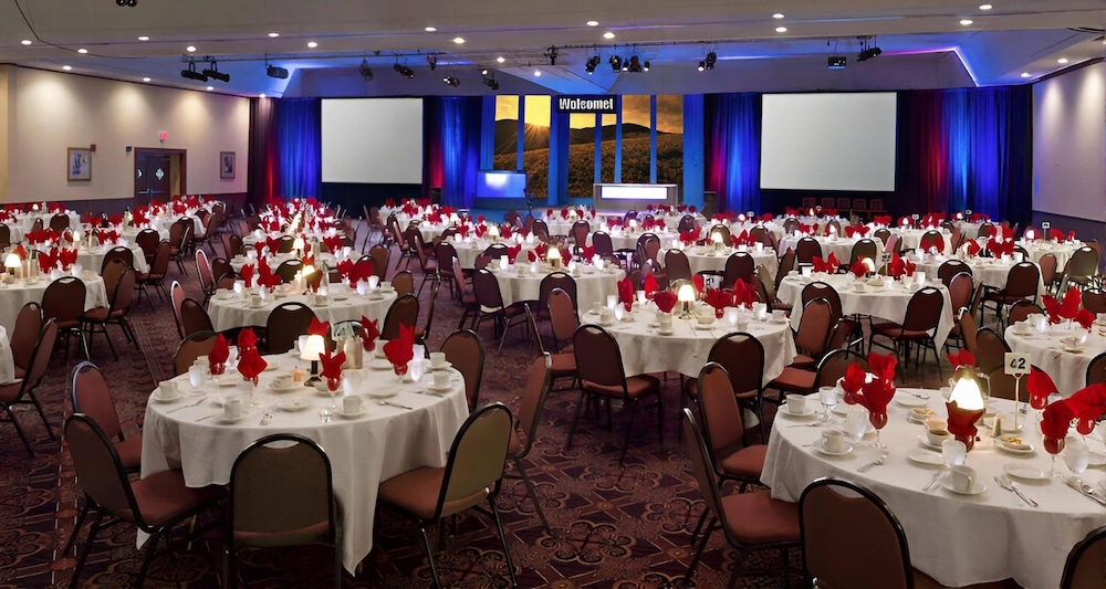 Bismarck Hotel and Conference Center 33/50