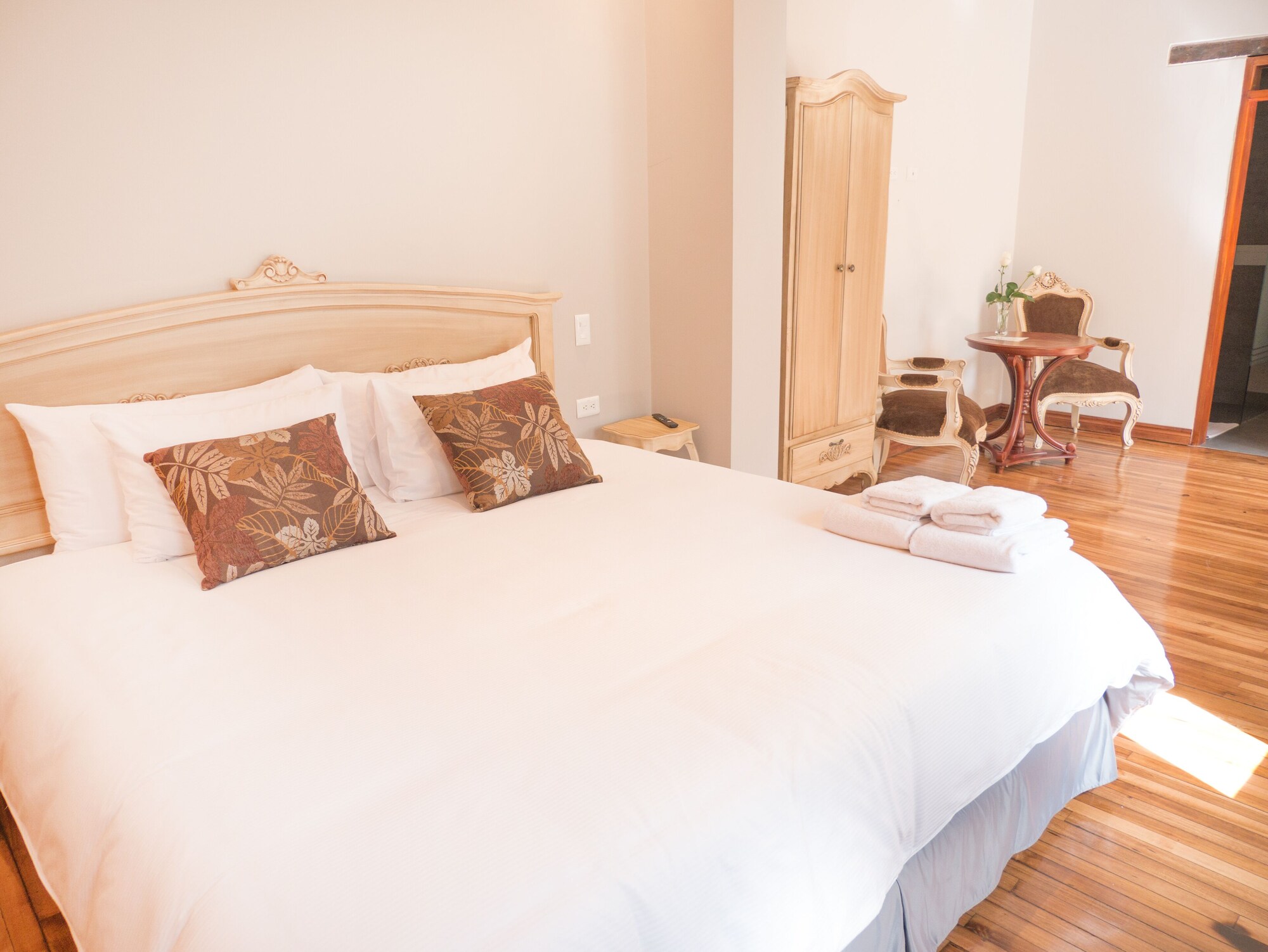 ROOM, DOUBLE OR TWIN BED