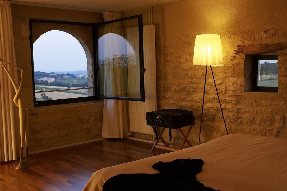 HOTEL DU CHATEAU DE SALETTES 23/45