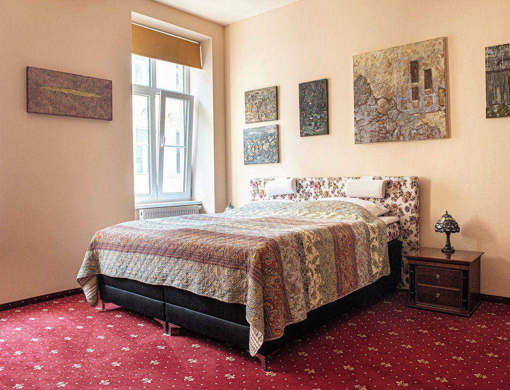 Deluxe, King Bed