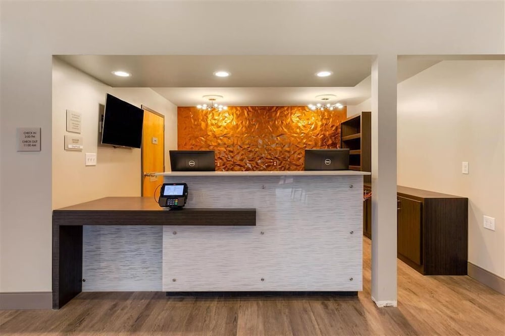 Days Inn & Suites by Wyndham Bowling Green 2/46