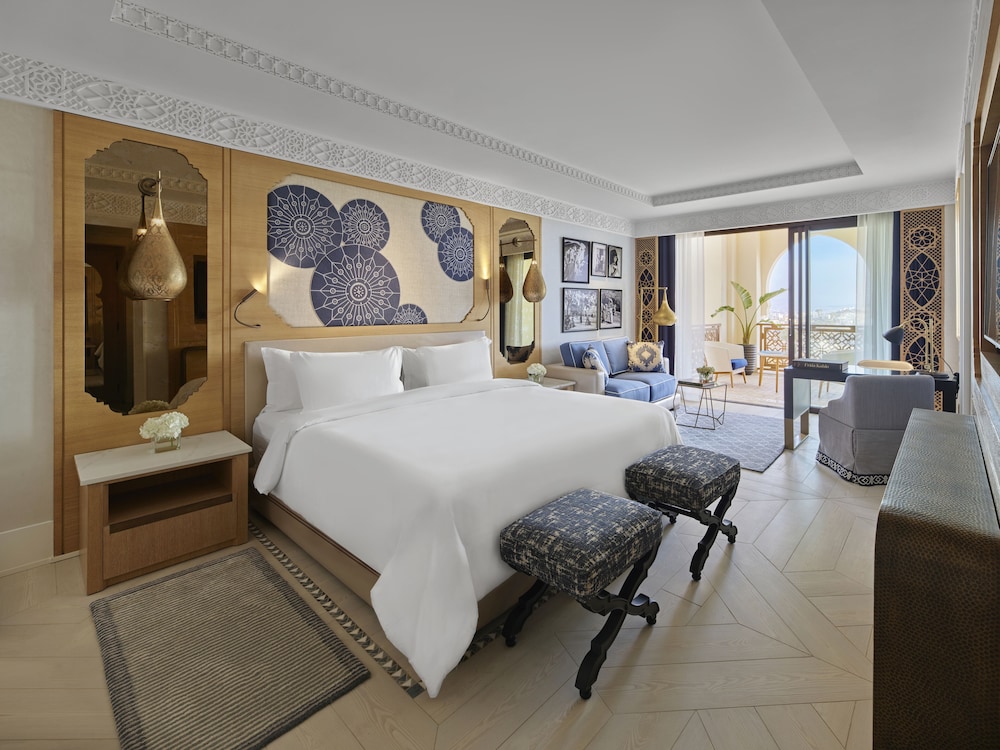 DELUXE, KING BED