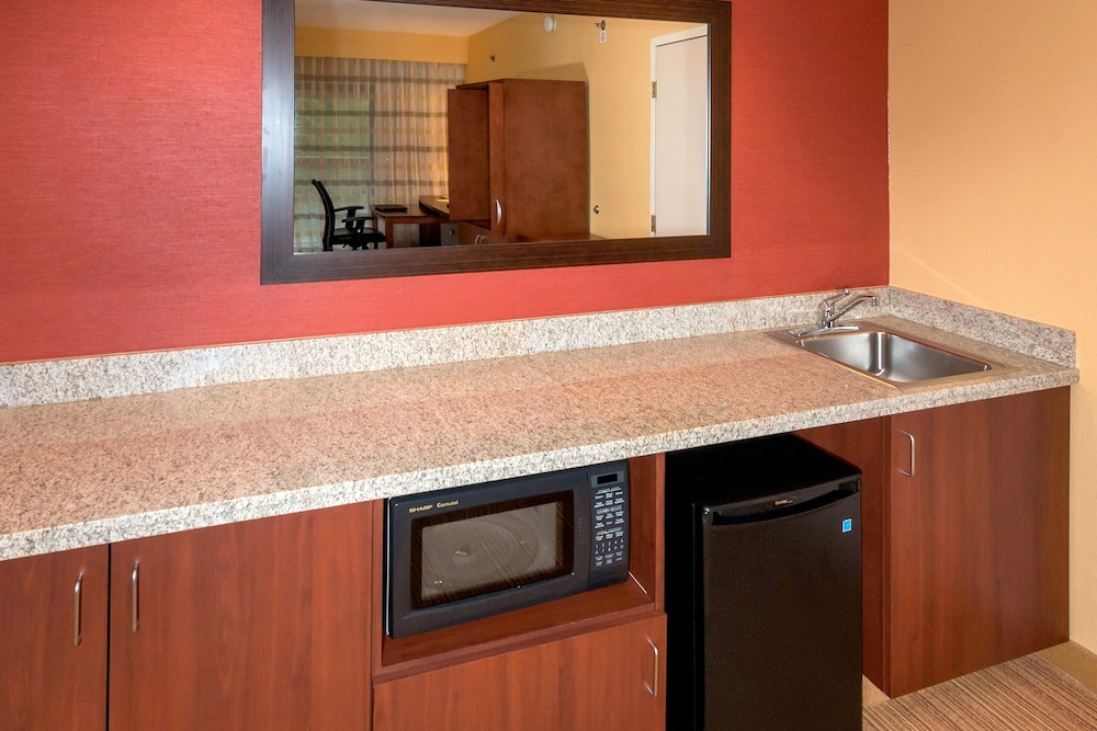 Courtyard By Marriott Winston-Salem Hanes Mall 28/66