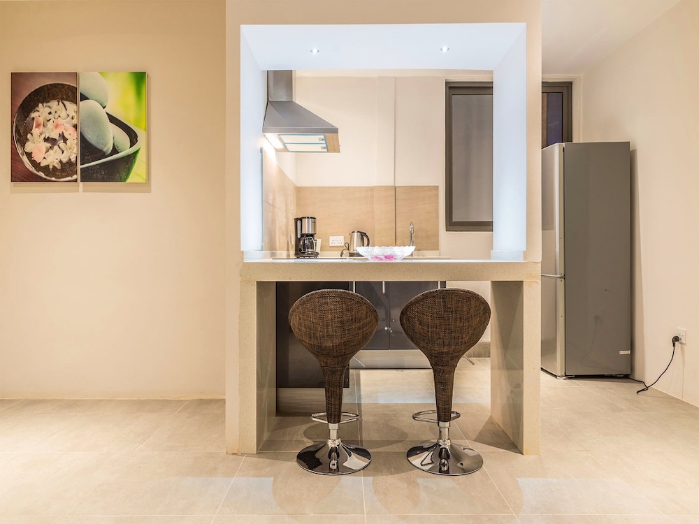 Pereybere Hotel And Apartments 40/44