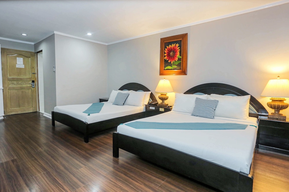 Holiday Plaza Hotel 48/86