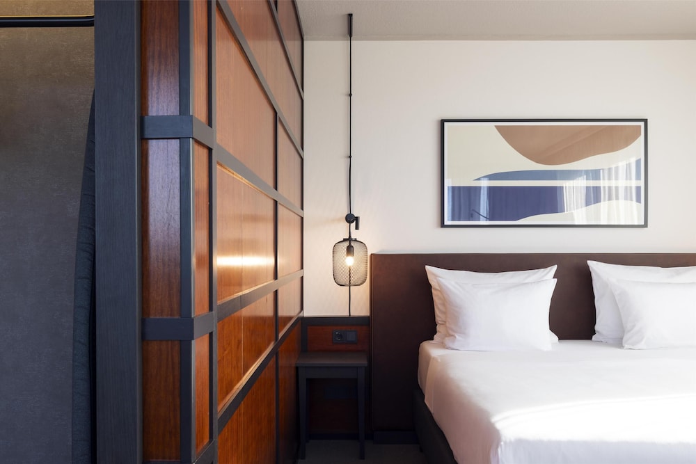 JUNIOR SUITE, KING BED, CITY VIEW, SOFA, BALCONY