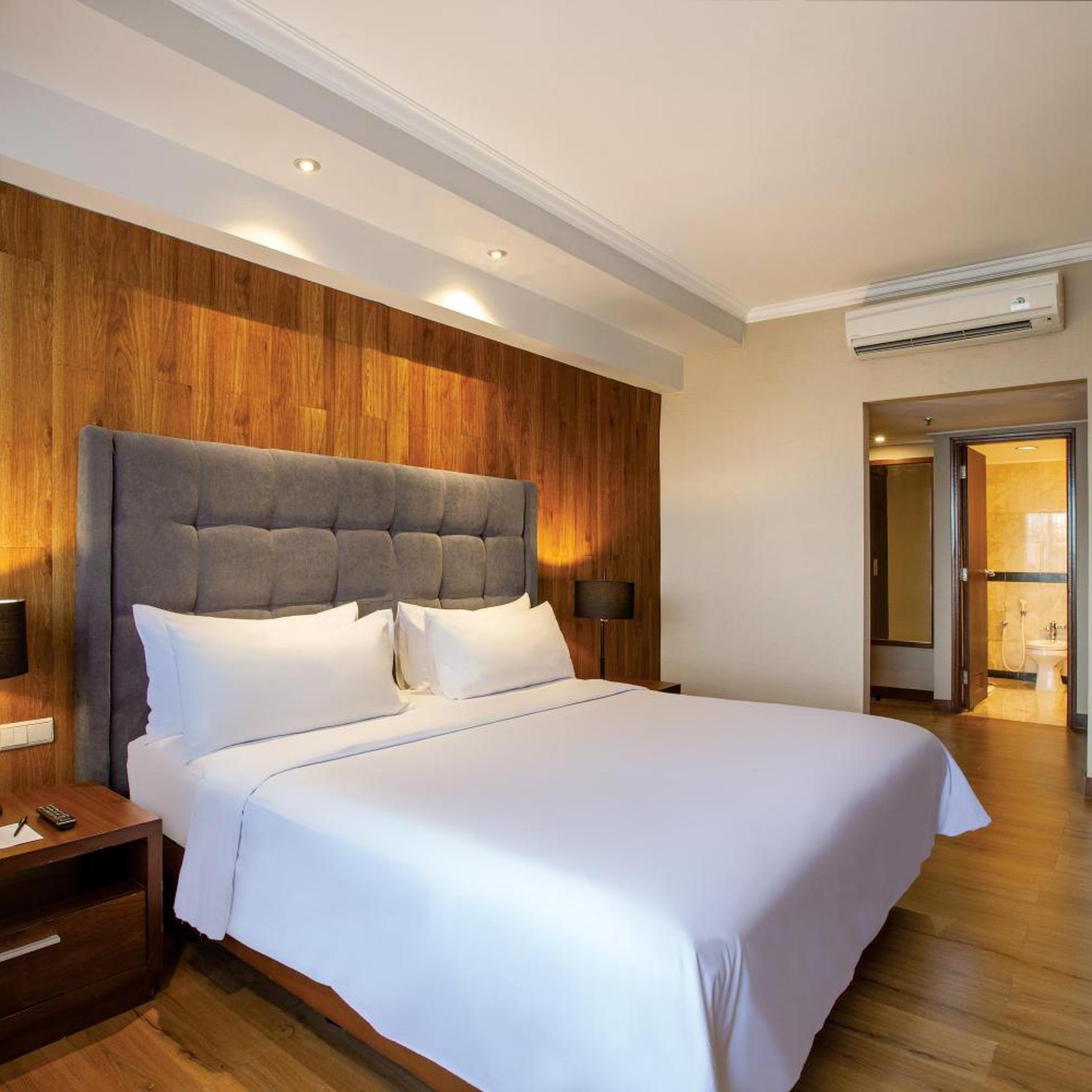 Artsy, Suite, King Bed