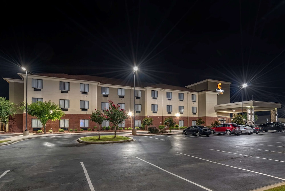 Comfort Suites Pell City near Logan Martin Lake 32/39