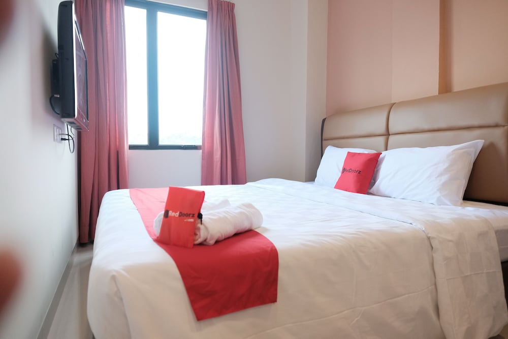 RedDoorz Plus near Ferry Terminal Batam Center 11/23
