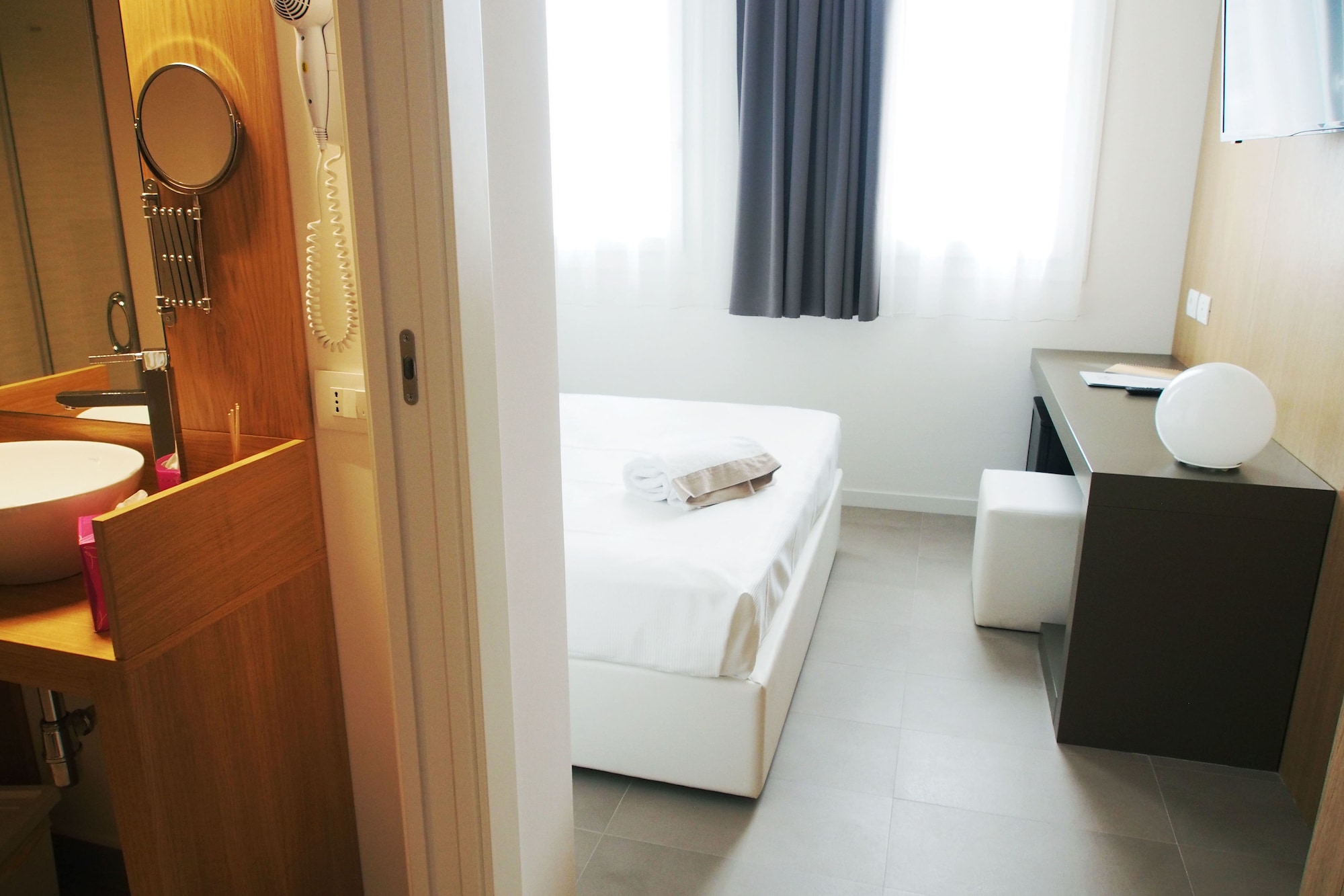 ROOM, SINGLE