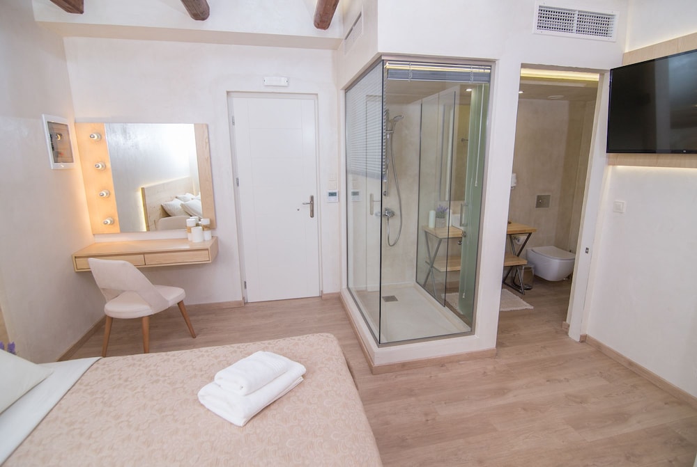 Panellinion Luxury Rooms 38/41