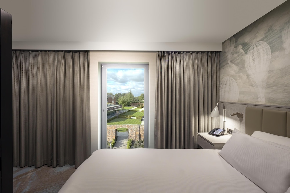 غرفة ديلوكس عائلية بسرير كينج مع أريكة، DoubleTree by Hilton Hotel & Spa Chester 4/10